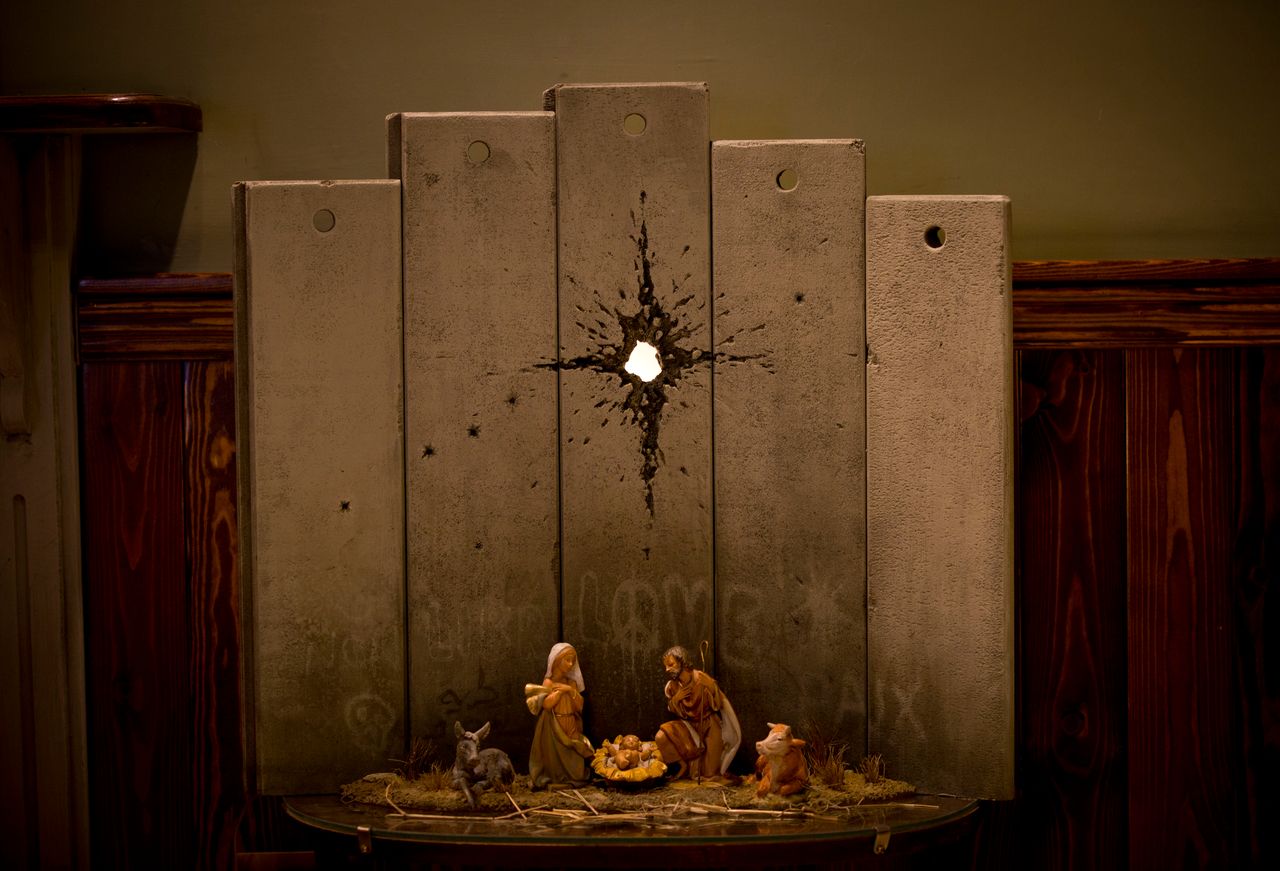 Η φάτνη με τη σφαίρα. Το έργο του Banksy με τον τίτλο «Η πληγή της Βηθλεέμ». Δυτική Όχθη