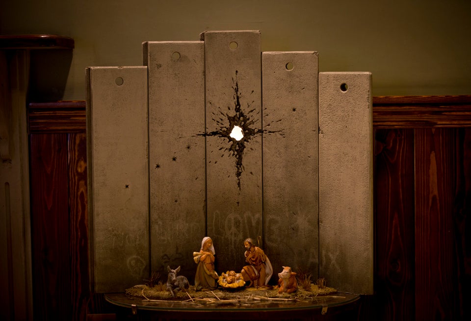 Η φάτνη με τη σφαίρα. Το έργο του Banksy με τον τίτλο «Η πληγή της Βηθλεέμ». Δυτική Όχθη, Παλαιστίνη. 