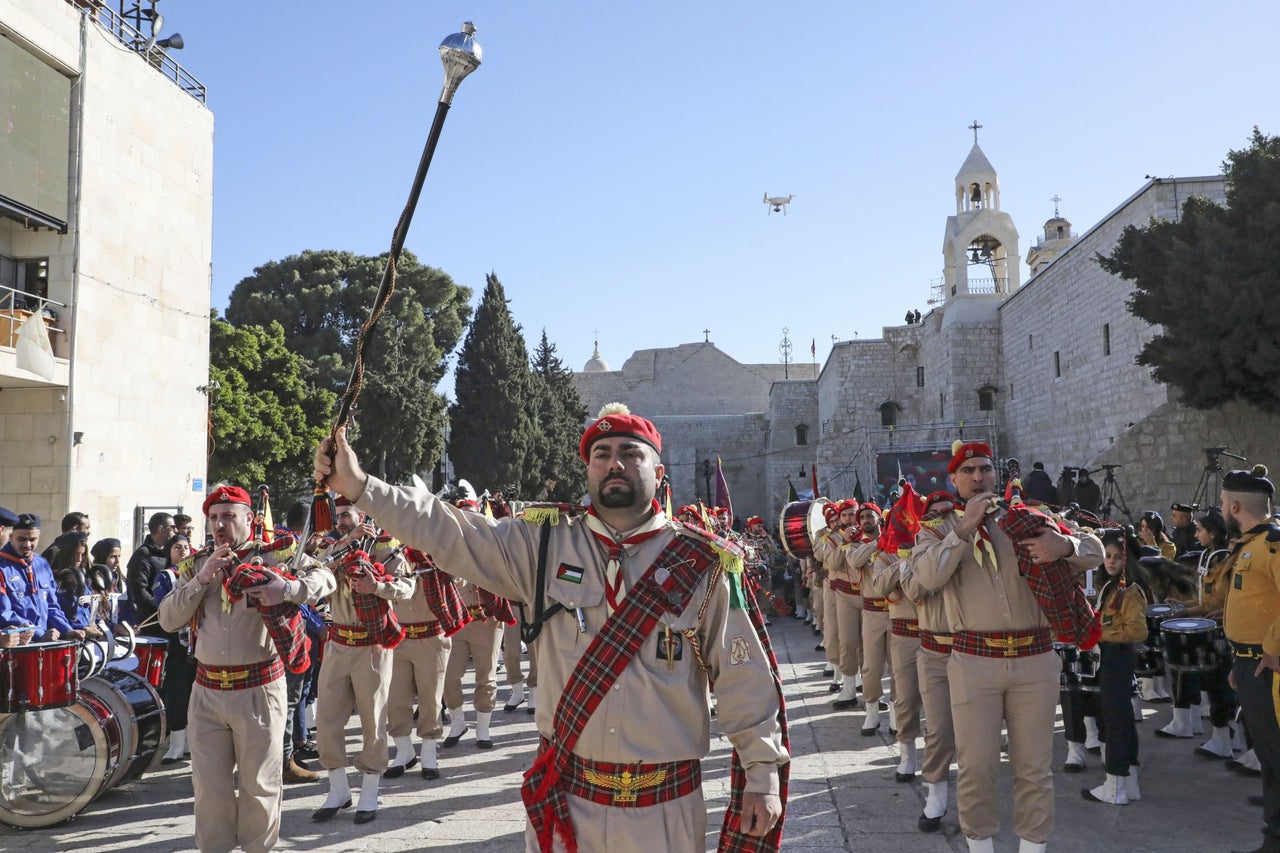 Παλαιστίνιοι πρόσκοποι συμμετέχουν στους εορτασμούς για την γέννηση του Ιησού. Πλατεία Μανγκερ έξω από τον Ναό της Γεννήσεως, Βηθλεέμ, Δυτική Όχθη, 24 Δεκεμβρίου