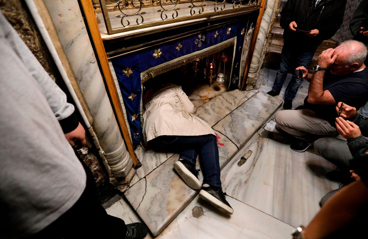Προσκυνητές σκύβουν και προσεύχονται πάνω από το σημείο όπου πιστεύεται πως γεννήθηκε ο Χριστός. Ναός της Γεννήσεως, Βηθλεέμ, Δυτική Όχθη, 23 Δεκεμβρίου