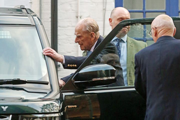 Ο δούκας του Εδιμβούργου φεύγει από το νοσοκομείο King Edward VII. 