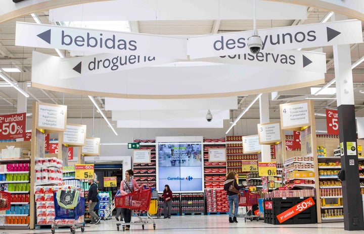 Pasillos del hipermercado Carrefour en el centro comercial El Pinar de Las Rozas.