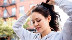 Por qué te duele la cabeza cuando te pones coleta