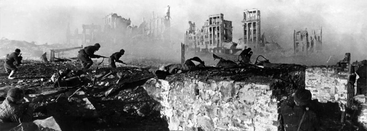 “Soviet soldiers attack”. Soviet soldiers on the attack on the house, Stalingrad.