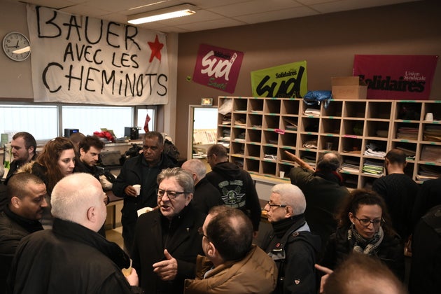 Jean-Luc Mélenchon s'est joint au Noël de grévistes cheminots dans un local de la...
