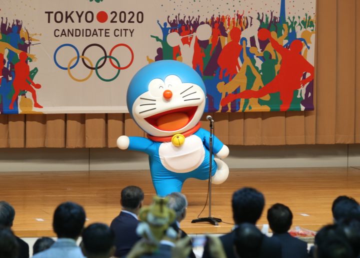 国際オリンピック委員会（IOC）総会を前に、2020年オリンピックの東京招致委員会が開いたイベントに登場したドラえもん＝2013年