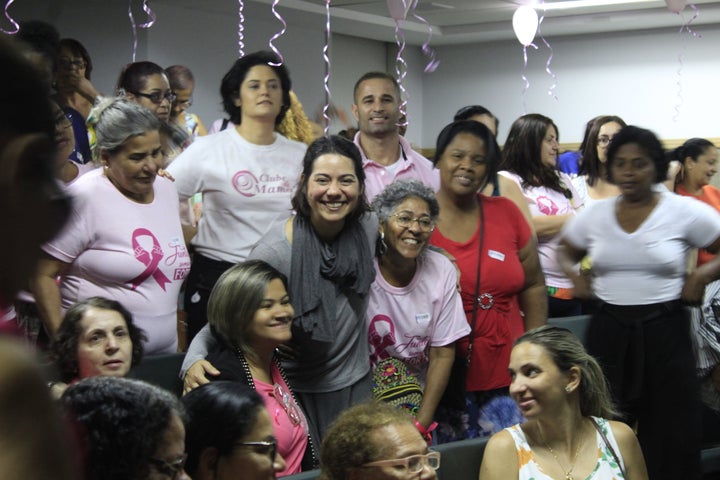 Flávia Lopes (centro) recebe cumprimentos após apresentação de "Uma manhã de sol" no Hospital da Mulher no Rio de Janeiro.