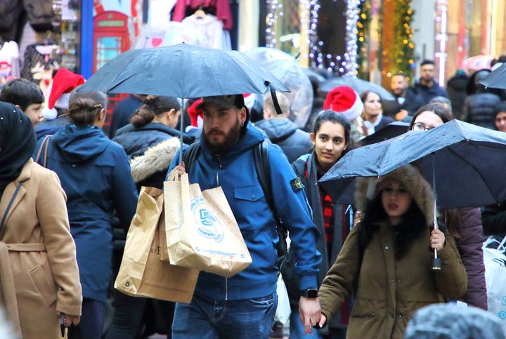 Shoppers in London's Oxford Street with umbrellas brave the rain and cold to get last minute presents on the final�Saturday before Christmas. (Photo by Keith Mayhew / SOPA Images/Sipa USA)