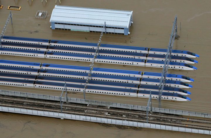 台風19号で千曲川の堤防が決壊し、水没した北陸新幹線の車両