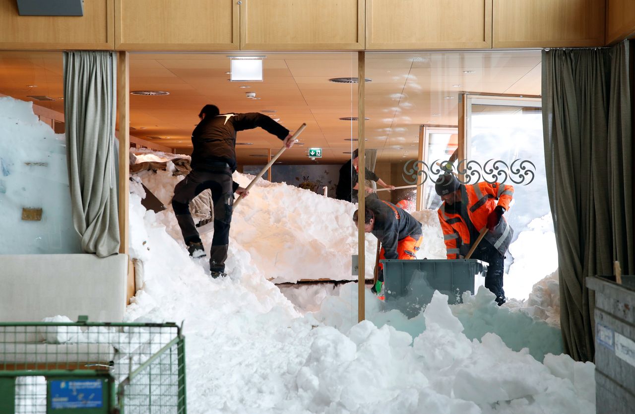 Το χιόνι έφτασε στο εσωτερικό εστιατορίου, μετά από χιονοστιβάδα στο ορεινό θέρετρο Santis-Schwaegalp, στην Ελβετία 11 Ιανουαρίου 2019.