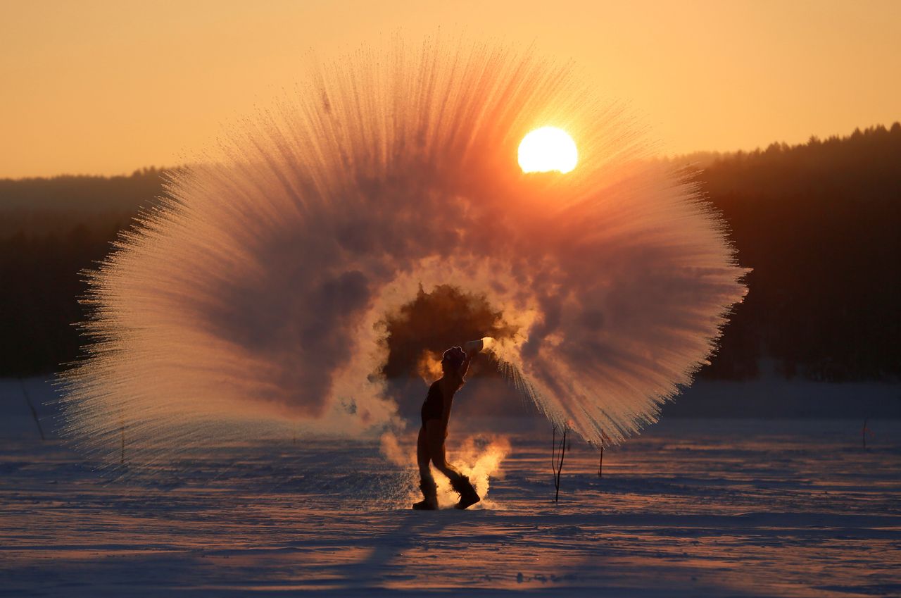 Όταν το βραστό νερό γίνεται αυτόματα πάγος, λόγω των πολύ χαμηλών θερμοκρασιών, Ρωσία, 8 Φεβρουαρίου 2019.