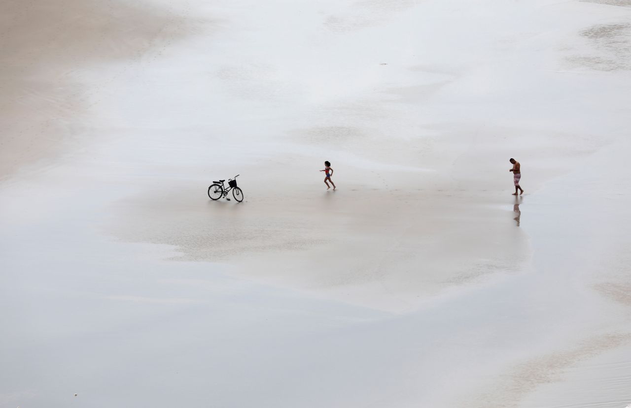 Ένα κορίτσι τρέχει προς το ποδήλατό της, στο Σάο Πάολο, Βραζιλία, 18 Ιουνίου 2019.