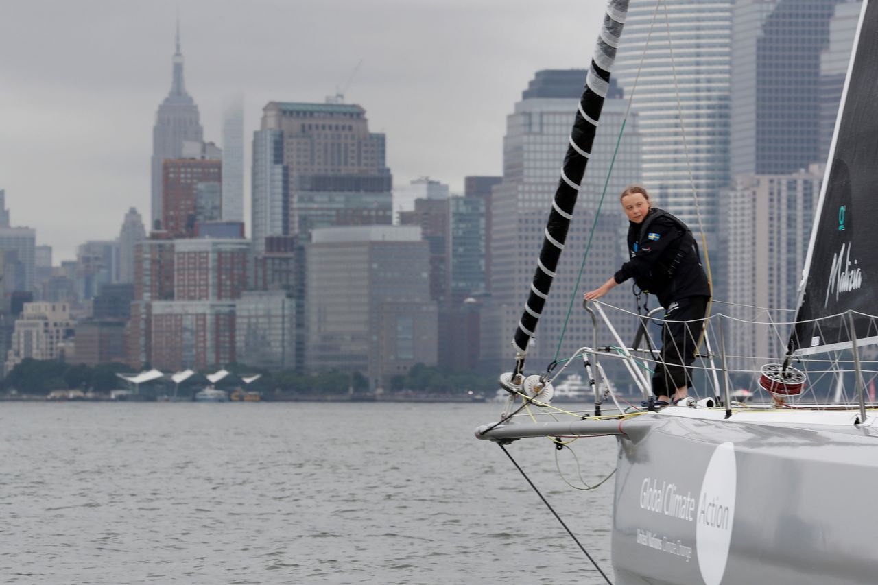 Η 16χρονη ακτιβίστρια Γκρέτα Τούνμπεργκ με το σκάφος Malizia II στο λιμάνι της Νέας Υόρκης, ενώ ολοκληρώνει το διατλαντικό της ταξίδι για να συμμετάσχει στη διάσκεψη κορυφής των Ηνωμένων Εθνών για το κλίμα στη Νέα Υόρκη στις 28 Αυγούστου 2019.