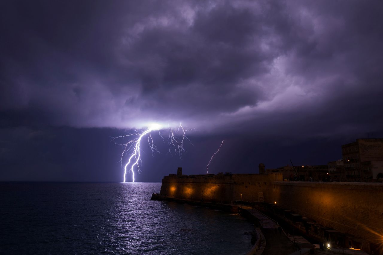Μια αστραπή πέφτει μέσα στη θάλασσα στη Βαλέτα της Μάλτας, 27 Φεβρουαρίου 2019.
