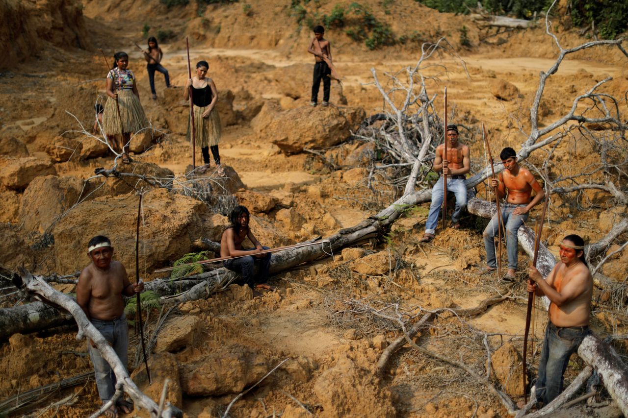 Ιθαγενείς της φυλής Μούρα ποζάρουν σε αποψιλωμένη περιοχή του τροπικού δάσους του Αμαζονίου κοντά στο Χουμάιτα, στη Βραζιλία, 20 Αυγούστου 2019. 