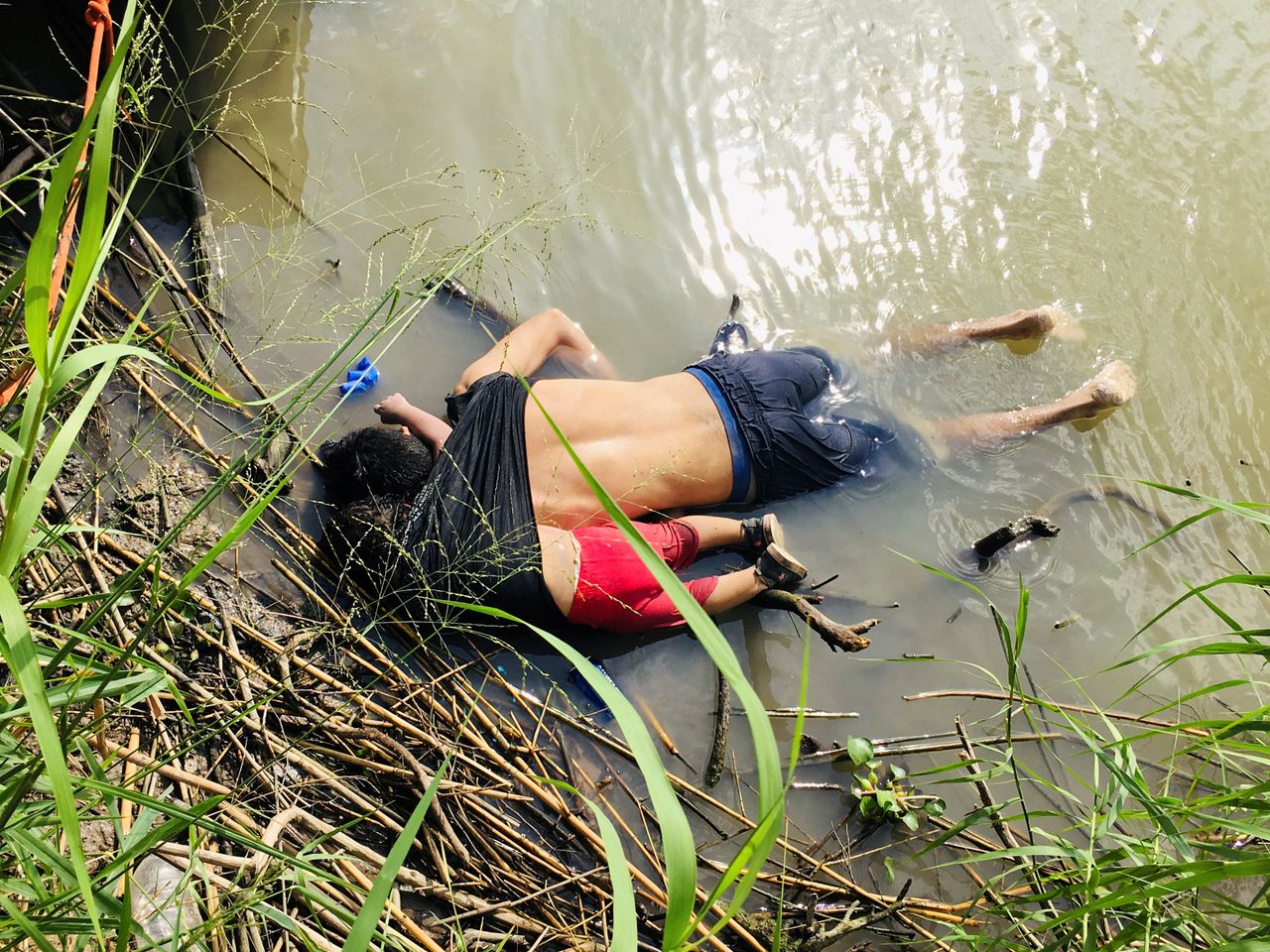 Τα άψυχα κορμιά των μεταναστών από το Σαλβαδόρ, Όσκαρ Αλμπέρτο Μαρτίνεζ Ραμινέζ και της κόρης του Βαλέρια, στο Μεξικό, 24 Ιουνίου 2019. 