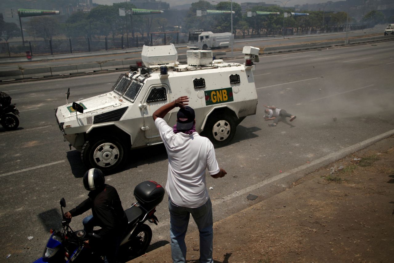 Ο διαδηλωτής Λούις Αλεχάντρο, 26 ετών, τη στιγμή που τον χτυπά ένα όχημα της εθνικής φρουράς της Βενεζουέλας (GNB) στο Καράκας, Βενεζουέλα, Απρίλιος 30, 2019.
