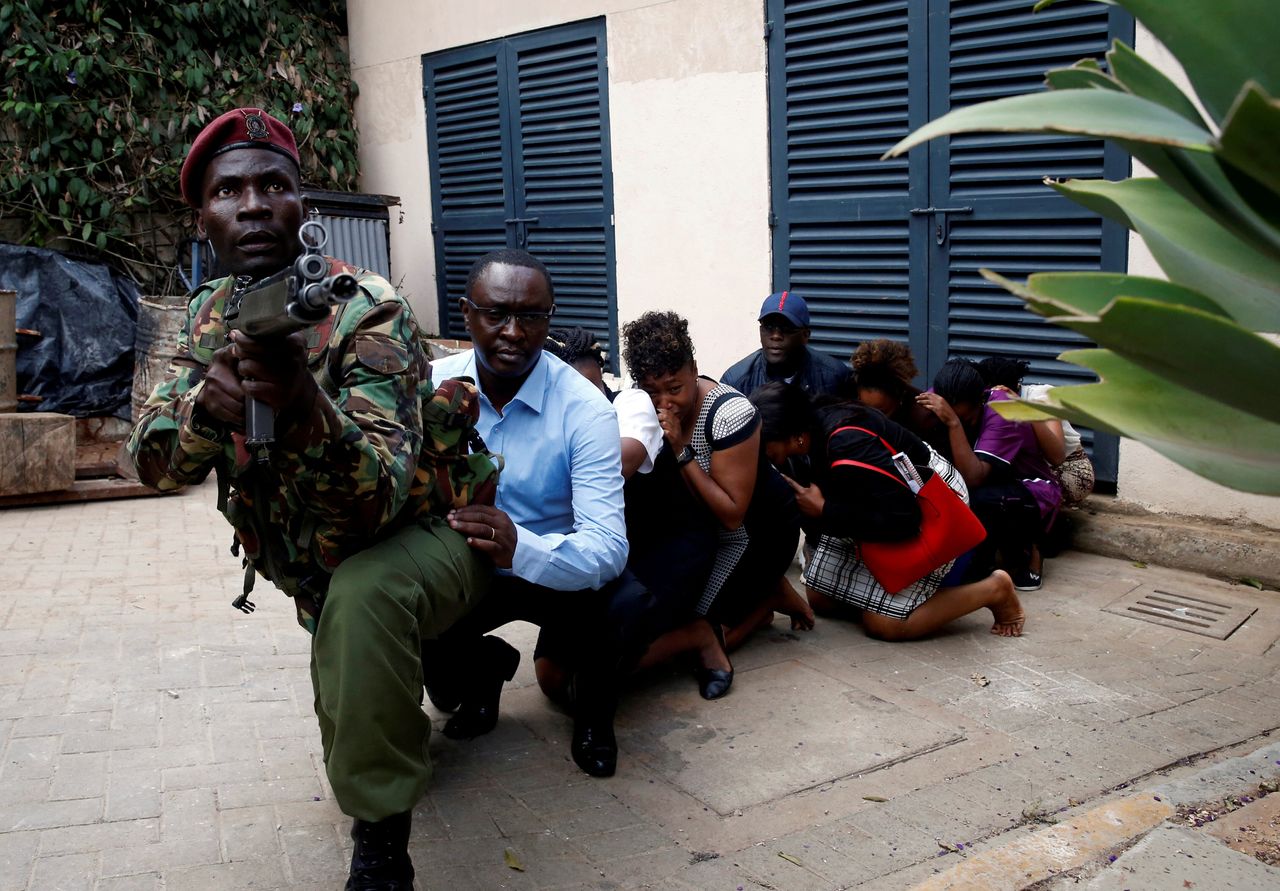 Μέλος των ειδικών δυνάμεων βοηθά τον κόσμο να ξεφύγει, μετά από επίθεση στο ξενοδοχείο Ντούσιτ, στο Ναϊρόμπι της Κένυας, στις 15 Ιανουαρίου 2019.