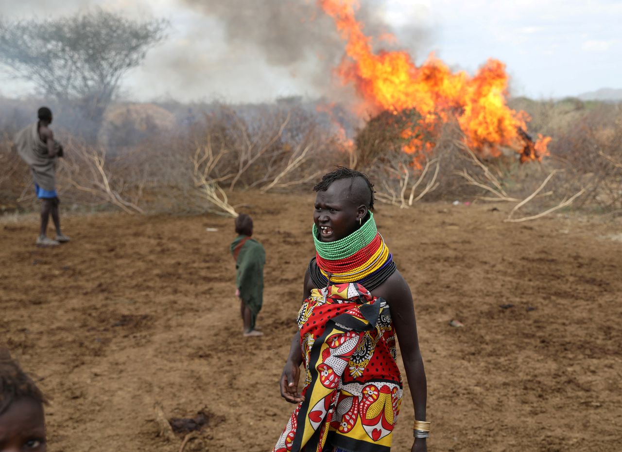 Ιθαγενείς Τουρκάρα αντιδρά σε μια πυρκαγιά στο χωριό τους, Κένυα, 15 Ιουλίου 2019. 