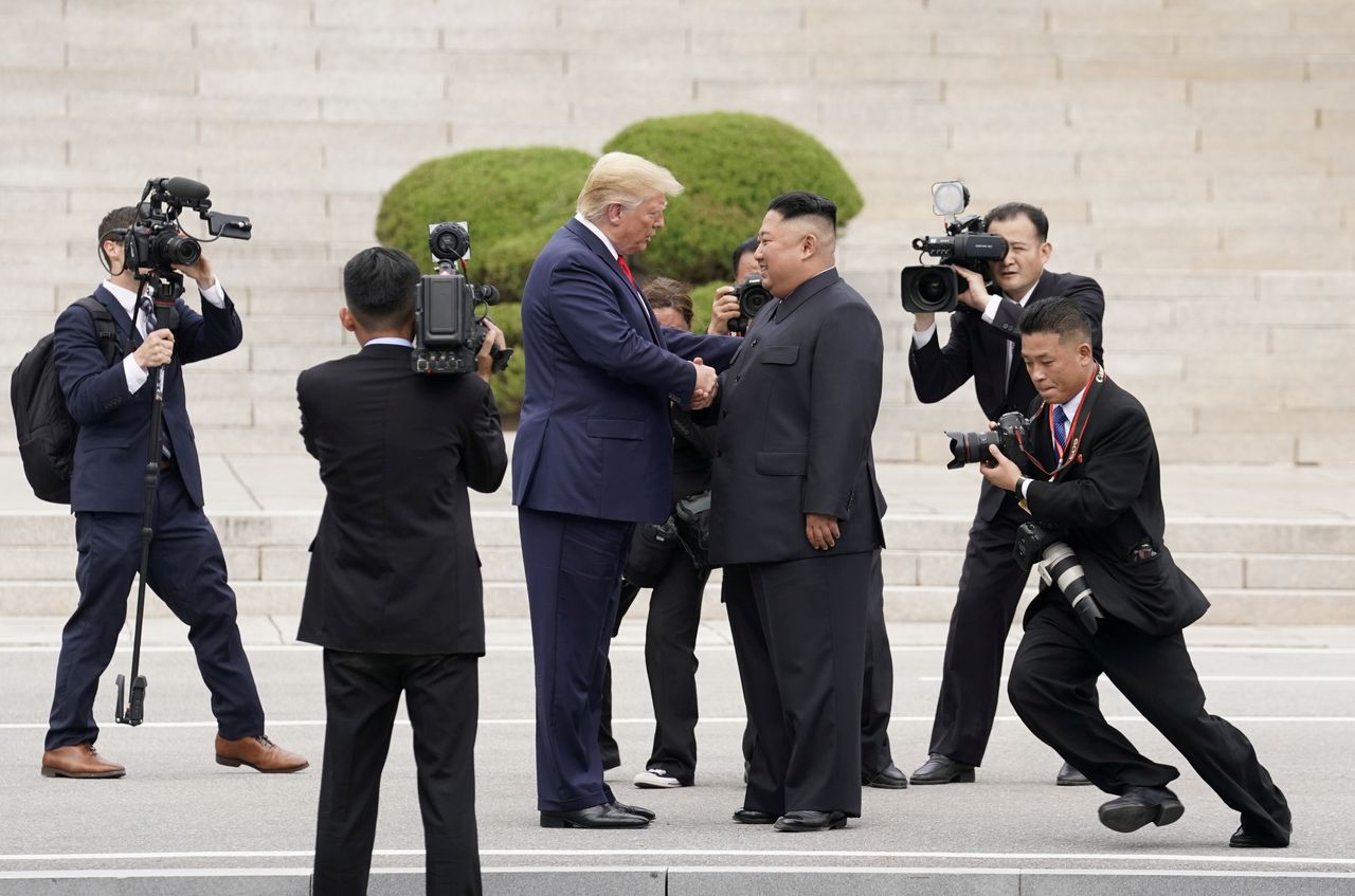 Ο Πρόεδρος των ΗΠΑ, Ντόναλντ Τραμπ, συναντάται με τον ηγέτη της Βόρειας Κορέας, Κιμ Γιόνγκ Ουν στην αποστρατικοποιημένη ζώνη που χωρίζει Βόρεια και Νότια Κορέα, Νότια Κορέα, 30 Ιουνίου 2019.