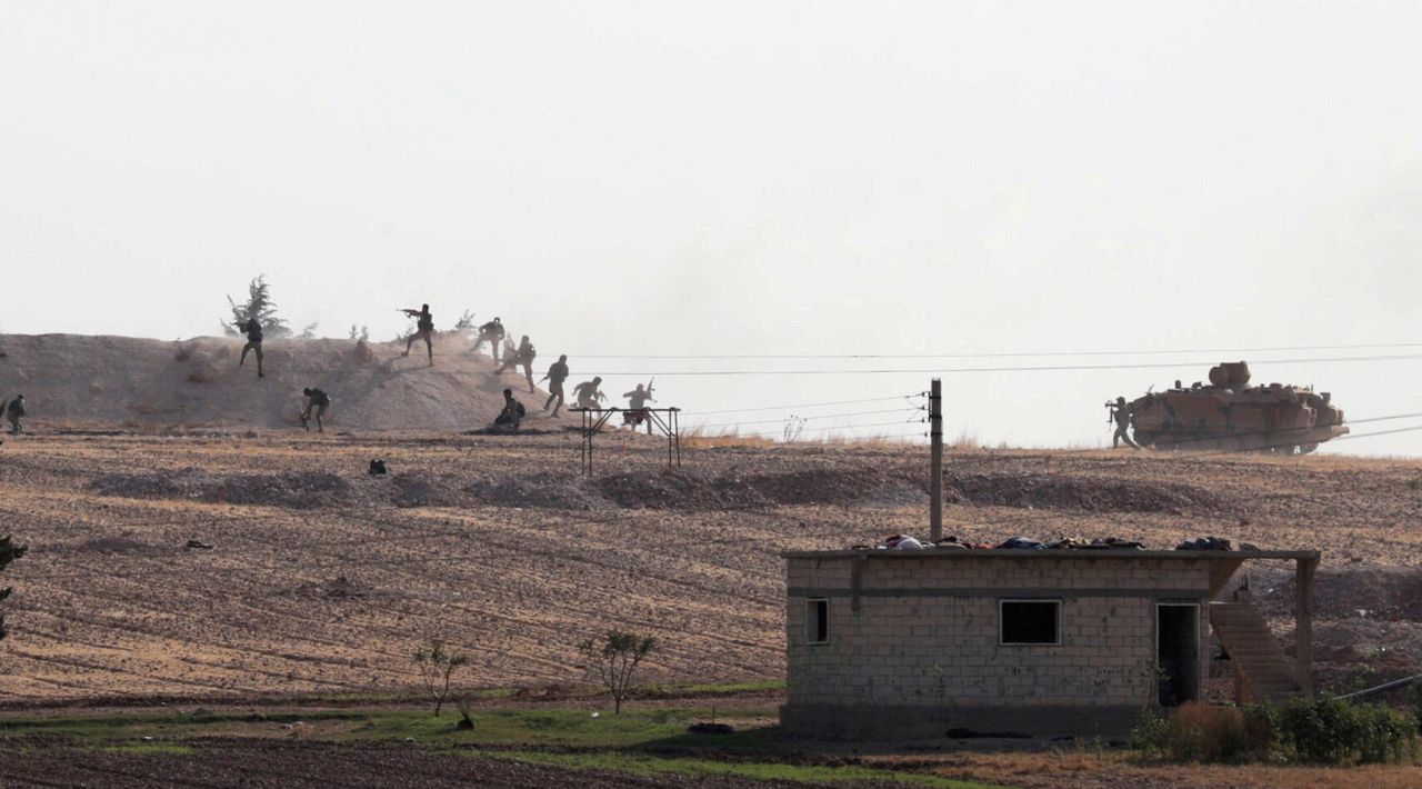 Μαχητές της Συρίας που υποστηρίζονται από την Τουρκία σε μάχη σε χωριό κοντά στα σύνορα Τουρκίας-Συρίας, Συρία, 13 Οκτωβρίου 2019.