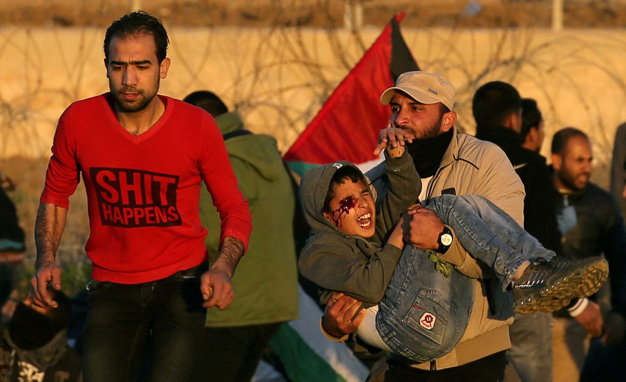 Ένα τραυματισμένο 12χρονο αγόρι, ενώ το απομακρύνουν από συμπλοκές σε διαμαρτυρία κοντά στα σύνορα Ισραήλ-Γάζας, 11 Ιανουαρίου 2019. 