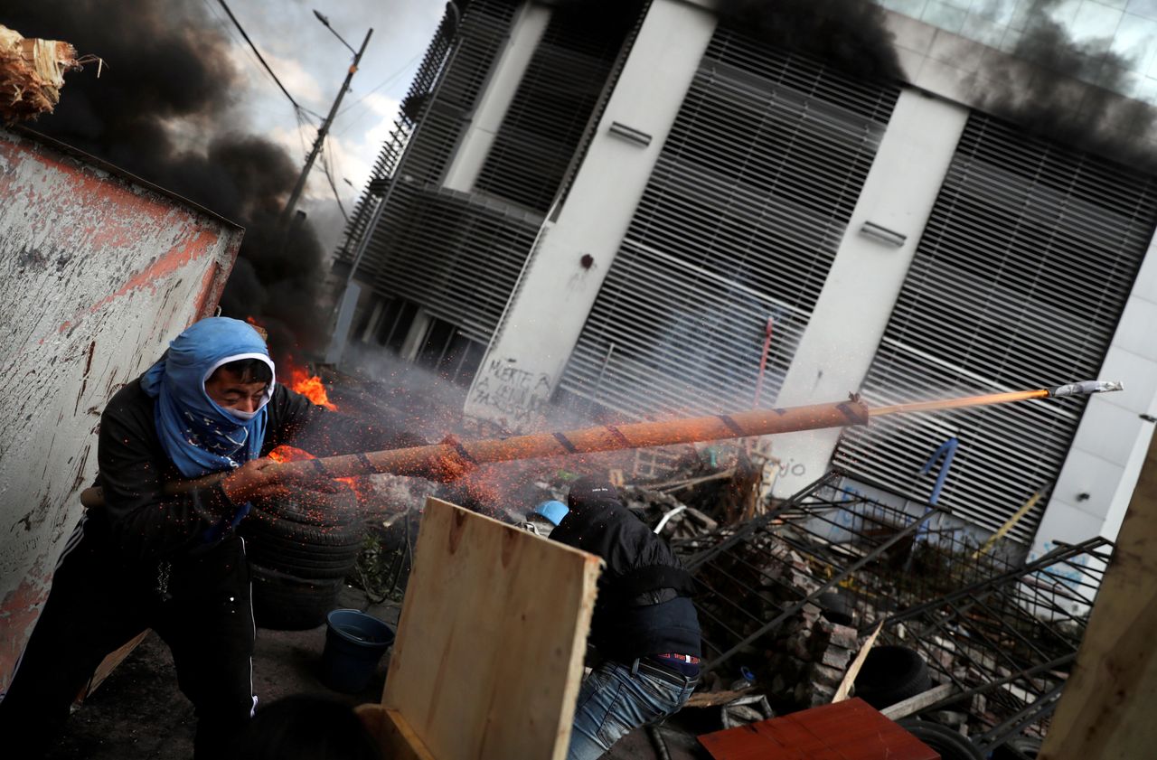 Ένας διαδηλωτής πυροβολεί με το αυτοσχέδιο όπλο του, κατά τη διάρκεια διαμαρτυρίας κατά των μέτρων λιτότητας του Προέδρου του Εκουαδόρ, 12 Οκτωβρίου 2019.