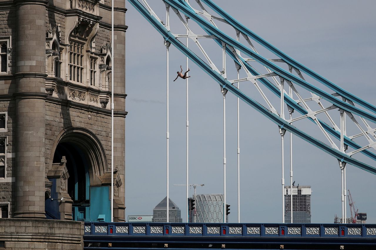 Ένας άνδρας πηδάει από τη Γέφυρα του Πύργου στο Λονδίνο, Μεγάλη Βρετανία, 1 Ιουνίου 2019. Ο άντρας τελικά επέζησε. 