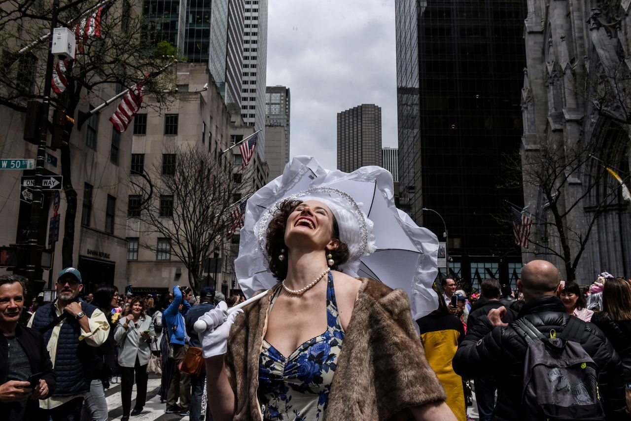 Η αντίδραση μιας γυναίκας που βλέπει τον ήλιο να βγαίνει από τα σύννεφα, στην παρέλαση του Πάσχα, Νέα Υόρκη, 21 Απριλίου 2019. 