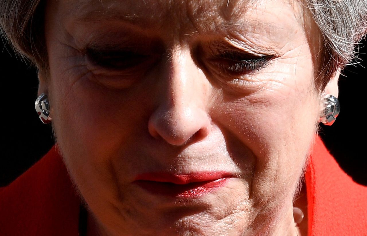 Εμφανώς συγκινημένη η Βρετανίδα πρωθυπουργός,Τερέζα Μέι, ανακοινώνει την παραίτησή της από την ηγεσία του Συντηρητικού Κόμματος Βρετανία, 24 Μαΐου 2019.