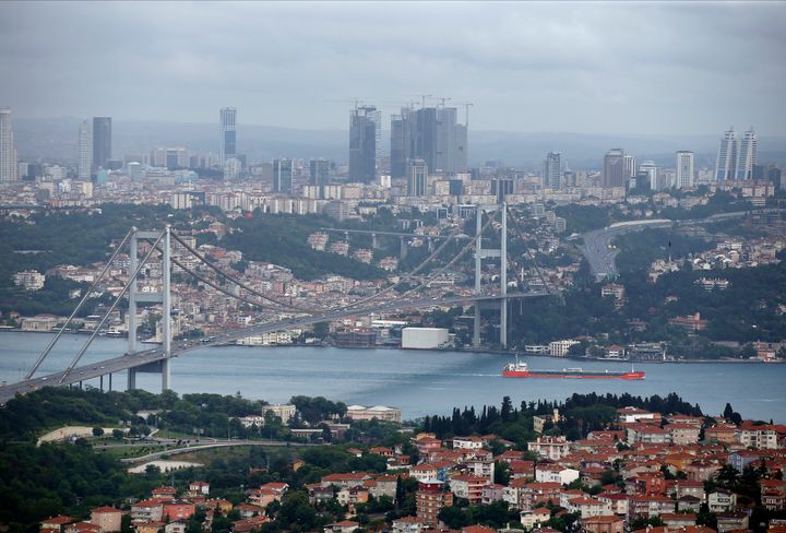 Η γέφυρα του Βοσπόρου δεσπόζει στα Στενά, ενώ ο Ερντογάν ονειρεύεται να κατασκευάσει και εναλλακτική θαλάσσια οδό, στις παρυφές της Πόλης. (AP Photo/Emrah Gurel, File)