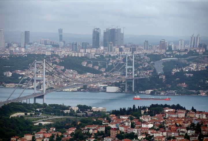 Η γέφυρα του Βοσπόρου δεσπόζει στα Στενά, ενώ ο Ερντογάν ονειρεύεται να κατασκευάσει και εναλλακτική θαλάσσια οδό, στις παρυφές της Πόλης. (AP Photo/Emrah Gurel, File)