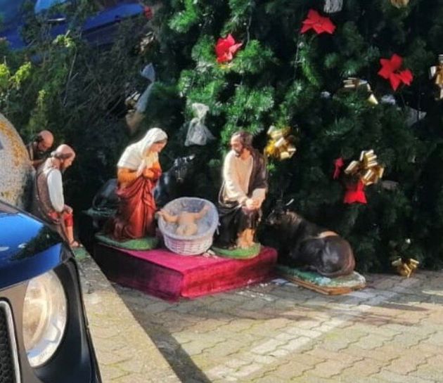 Immagini Di Natale Gesu Bambino.Decapitano La Statua Di Gesu Bambino Nel Presepe Testa Ritrovata Al Cimitero L Huffpost