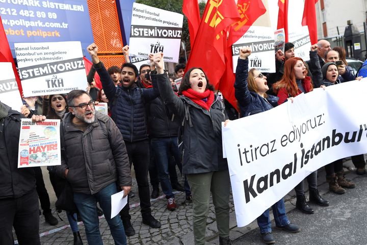 Διαδηλωτές με πλακάτ και συνθήματα κόντρα στο κανάλι του Ερντογάν, στις 27 Δεκεμβρίου 2019, στην Κωνσταντινούπολη. REUTERS/Huseyin Aldemir