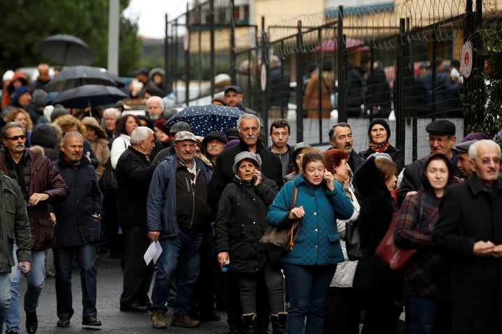 Ουρές σχηματίζονται στις 27 Δεκεμβρίου 2019, από όσους θέλουν να υπογράψουν κόντρα στο όραμα Ερντογάν για το νέο υδάτινο κανάλι στην Πόλη. REUTERS/Huseyin Aldemir