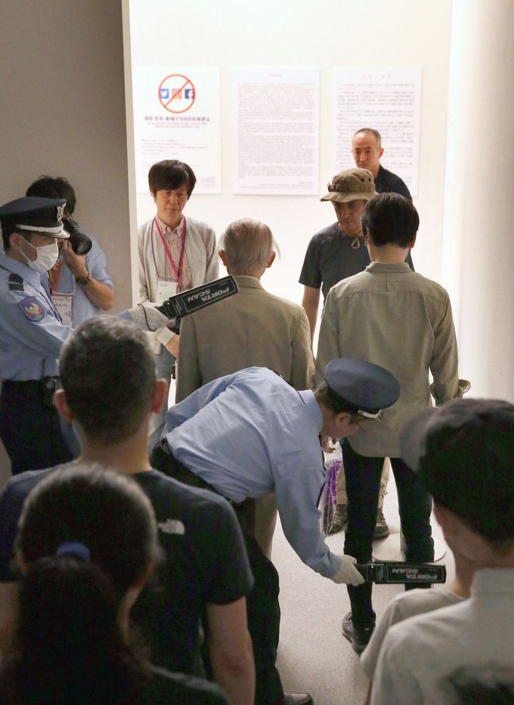 「表現の不自由展・その後」は、10月8日に抽選式で展示が再開された。入場を前に金属探知機でチェックを受ける来場者。