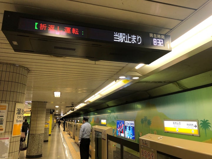 銀座線溜池山王駅から渋谷行きは終日運休のため折り返し運転を知らせる案内掲示版＝28日、溜池山王駅