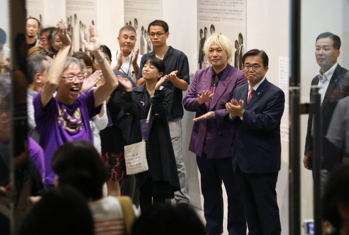 国際芸術祭「あいちトリエンナーレ2019」の最終日を終え、拍手する芸術監督の津田大介氏（右から3人目）と大村秀章愛知県知事（同2人目）ら