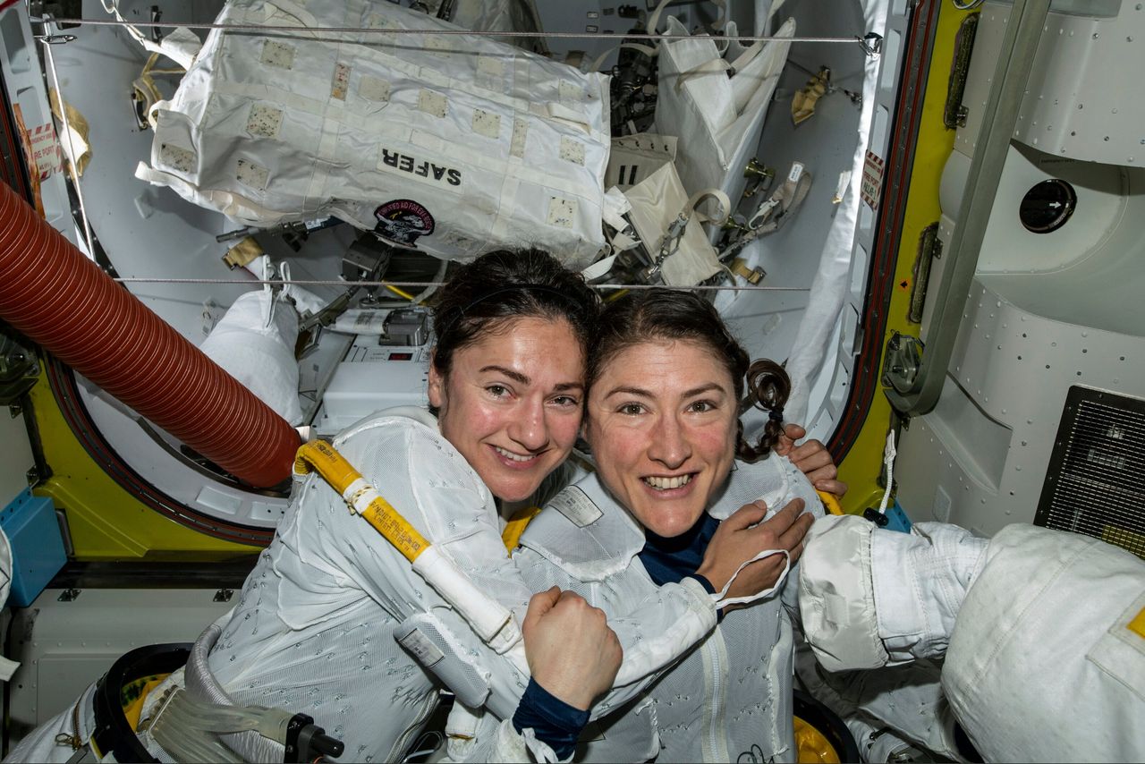 Οι Αμερικανίδες αστροναύτες Τζέσικα Μέιρ και Κριστίνα Κοχ στον Διεθνή Διαστημικό Σταθμό. Αμφότερες πήραν μέρος στον πρώτο «γυναικείο περίπατο στον διάστημα» (all female spacewalk). Τον Οκτώβριο, δύο γυναίκες από την αμερικανική διαστημική υπηρεσία NASA αποτέλεσαν το πρώτο αμιγώς γυναικείο πλήρωμα που «βγήκε» στο διάστημα. Στο παρελθόν υπήρξαν επίσης γυναίκες που έκαναν αυτή την «βόλτα» αλλά υπήρχε και μαζί τους και ένας άνδρας. 