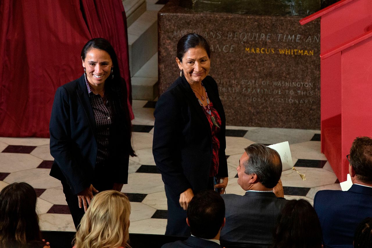 Τον Ιανουάριο, η Ντεμπ Χάαλαντ και η Σαρίς Ντέιβιντς ορκίστηκαν βουλευτές στην αμερικανική Βουλή των Αντιπροσώπων. Ήταν η πρώτη φορά στην ιστορία του θεσμού που δύο γυναίκες γηγενείς εκλέγονταν σε αυτό το αξίωμα. 