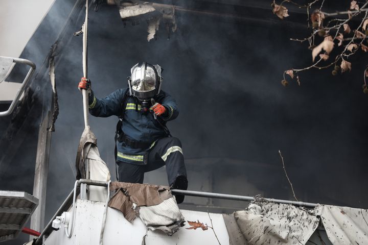 Πυρκαγιά σε αποθηκευτικό χώρο, πάνω από πολυκατάστημα στην συμβολή των λεωφόρων Μεσογείων και Περικλέους στο Χολαργό, την Κυριακή 29 Δεκεμβρίου 2019. (EUROKINISSI/ΣΤΕΛΙΟΣ ΜΙΣΙΝΑΣ)