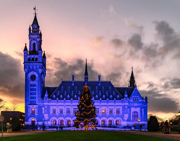Tο Διεθνές Δικαστήριο στην Χάγη της Ολλανδίας, φωταγωγημένο τα Χριστούγεννα του 2018 και με αφορμή την επέτειο των 70 ετών από τη Διακήρυξη των Δικαιωμάτων του Ανθρώπου.