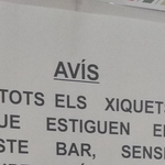 Un bar de Valencia triunfa con su contundente aviso a los clientes con