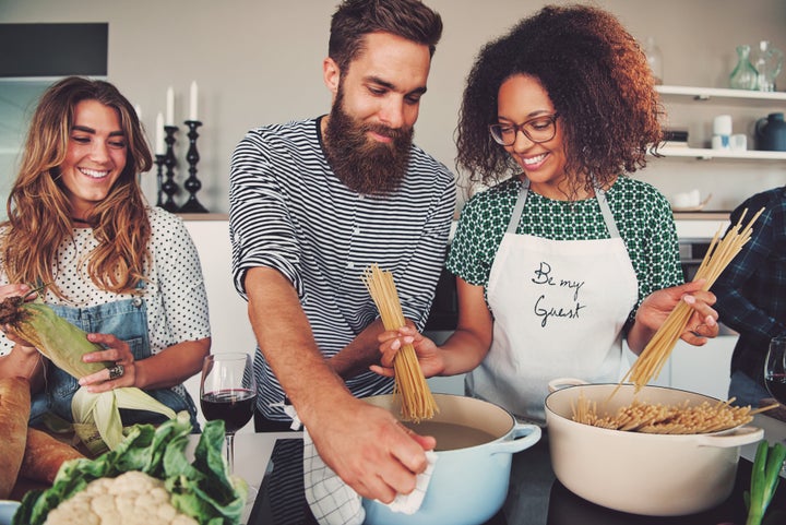 Pesquisas demonstram que cozinhar para os outros ajuda as pessoas a formar laços. 