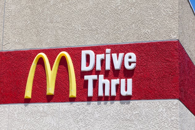 マクドナルド店員が女性を救う ドライブスルーで た す け て と口の動きで伝える ハフポスト マクドナルド店員が女性を救う ドライブスルーで た す け て と口の動きで伝える ハフポスト