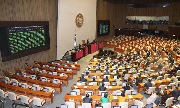 문희상 국회의장이 30일 오후 서울 여의도 국회 본회의장에서 열린 제374회 국회(임시회) 제1차 본회의에서 고위공직자범죄수사처 설치 및 운영에 관한 법률안에 대한 수정안(윤소아의원...