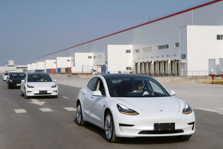 Εδώ το Tesla Model 3 κινεζικής κατασκευής. Το συγκεκριμένο ηλεκτρικό αυτοκίνητο παρουσιάστηκε ενόψει της έκθεσης αυτοκινήτου στο Γκουάνγκζου της Κίνας. REUTERS/Yilei Sun