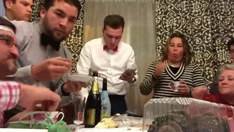 La familia de las pajaritas intentando recibir el año 2015 con las Campanadas de Canal Sur.