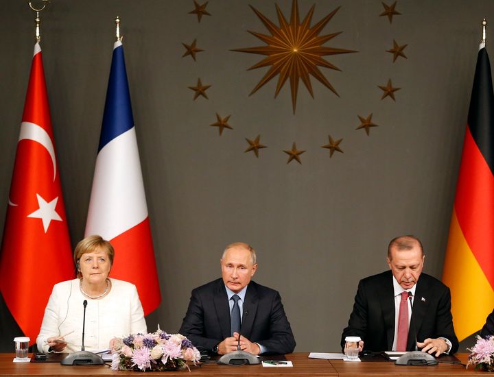 Η Αγκελα Μέρκελ, μαζί με τον Ρώσο Πρόεδρο Βλαντιμίρ Πούτιν και τον Τούρκο Πρόεδρο Ταγίπ Ερντογάν, σε κοινή συνέντευξη Τύπου μετά από συνάντηση κορυφής στην Κωνσταντινούπολη, στις 27 Οκτωβρίου 2018. (AP Photo/Lefteris Pitarakis)