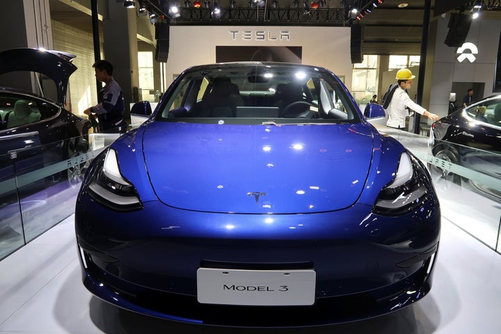 Εδώ το Tesla Model 3 κινεζικής κατασκευής. Το συγκεκριμένο ηλεκτρικό αυτοκίνητο παρουσιάστηκε ενόψει της έκθεσης αυτοκινήτου στο Γκουάνγκζου της Κίνας. REUTERS/Yilei Sun